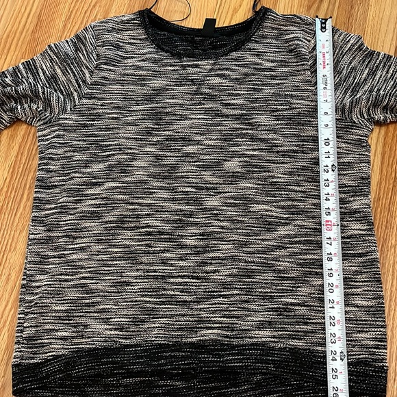 H&M | 3/4 sleeve high-low cotton knit sweater in marled black & cream, large - Picture 15 of 16